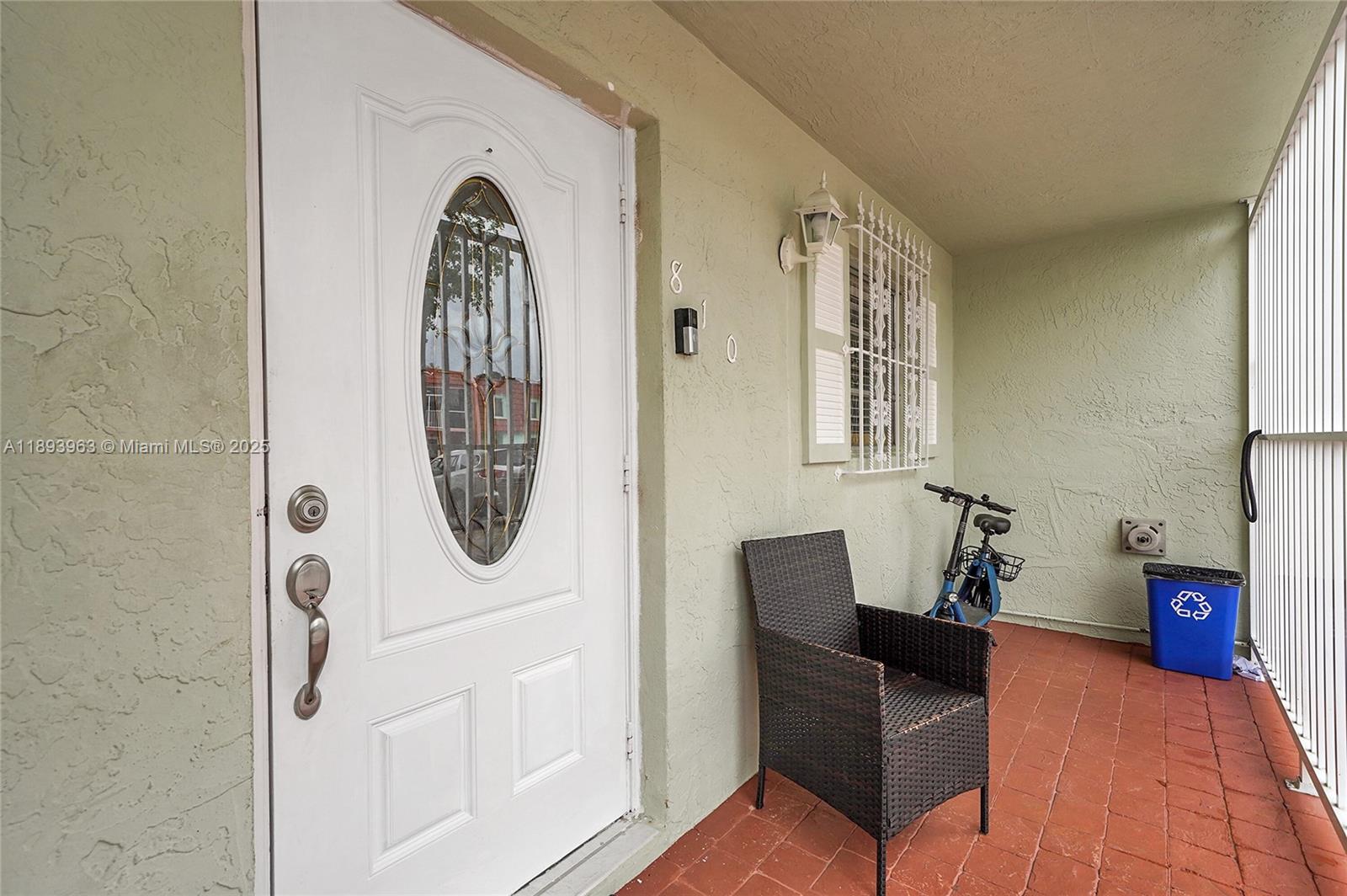 810 W 80th Pl