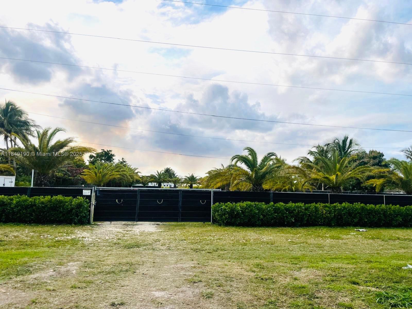 TERRENO VACANTE DE 1,45 ACRES. OPORTUNIDAD DE CONSTRUIR A MEDIDA LA CASA DE SUS SUEÑOS O SER PROPIETARIO DE SU VIVERO DE PLANTAS - NEGOCIO. CLASIFICACIÓN RESIDENCIAL O AGRÍCOLA DISPONIBLE.