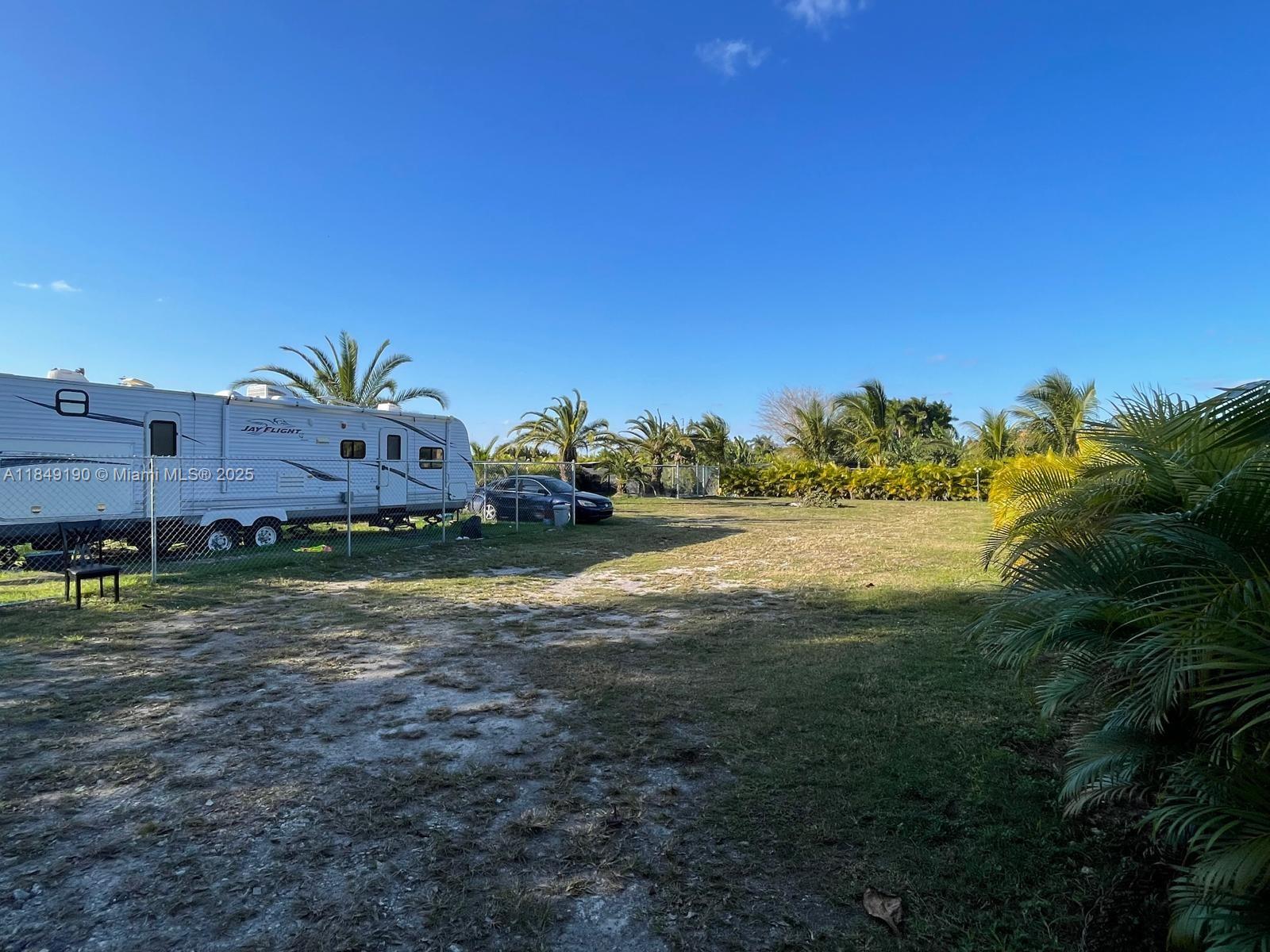 TERRENO VACANTE DE 1,45 ACRES. OPORTUNIDAD DE CONSTRUIR A MEDIDA LA CASA DE SUS SUEÑOS O SER PROPIETARIO DE SU VIVERO DE PLANTAS - NEGOCIO. CLASIFICACIÓN RESIDENCIAL O AGRÍCOLA DISPONIBLE.
