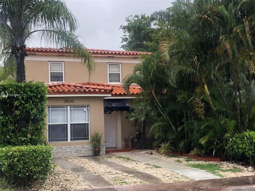 Updated. Central A / C + working wall windows + tons of ceiling fans. all appliances. with a 1 year lease. Completely covered for the privacy of the tenants. 2bths. Separate water meter / sewer, individual washer and dryer ... walk 2 blocks to Segovia library / coral gables Youth Center. Merrick shopping / US 1 / CG Minutes from high school.
the amount of the rent does not include water payment