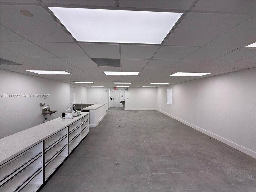 Corner Unit for Rent, high exposure, endless possibilities. Suitable for a wide range of businesses, from retail and dinning to professional services and more.