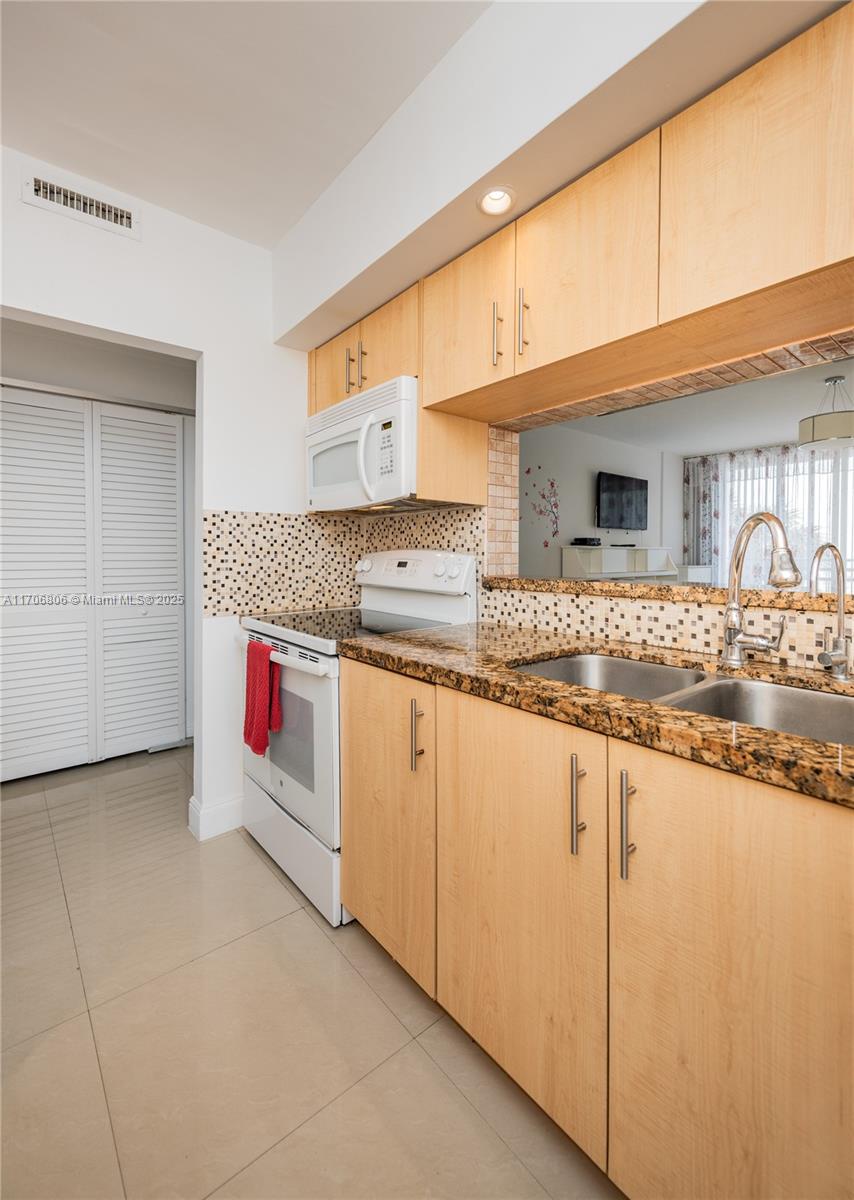 ALEXANDER TOWERS CONDO - Residential Lease