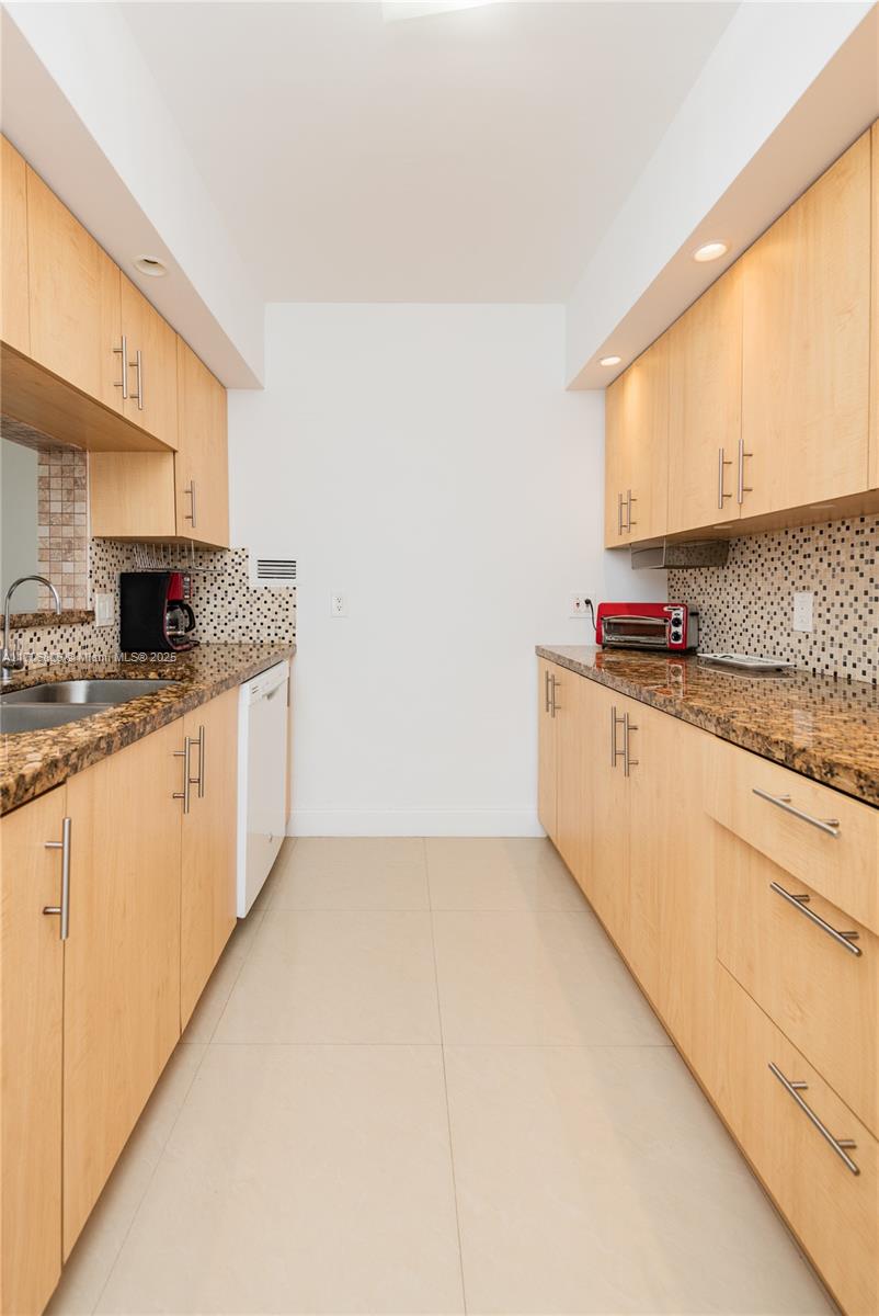 ALEXANDER TOWERS CONDO - Residential Lease