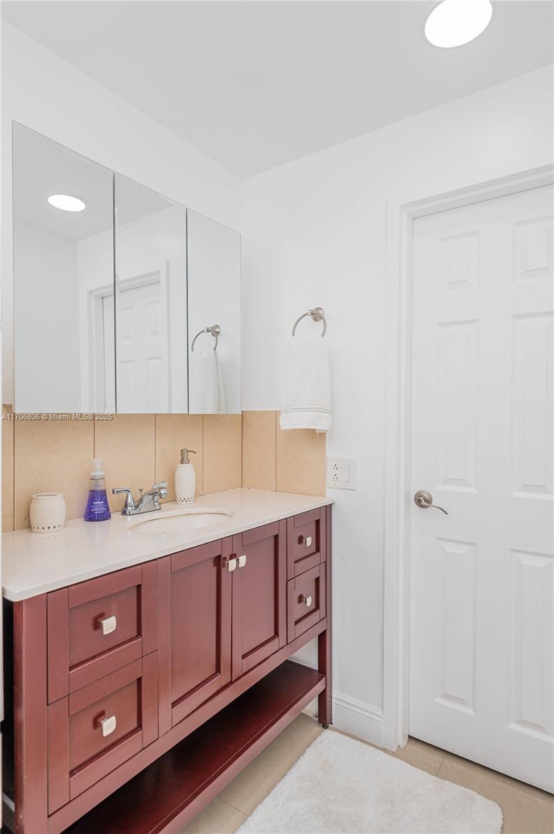 ALEXANDER TOWERS CONDO - Residential Lease