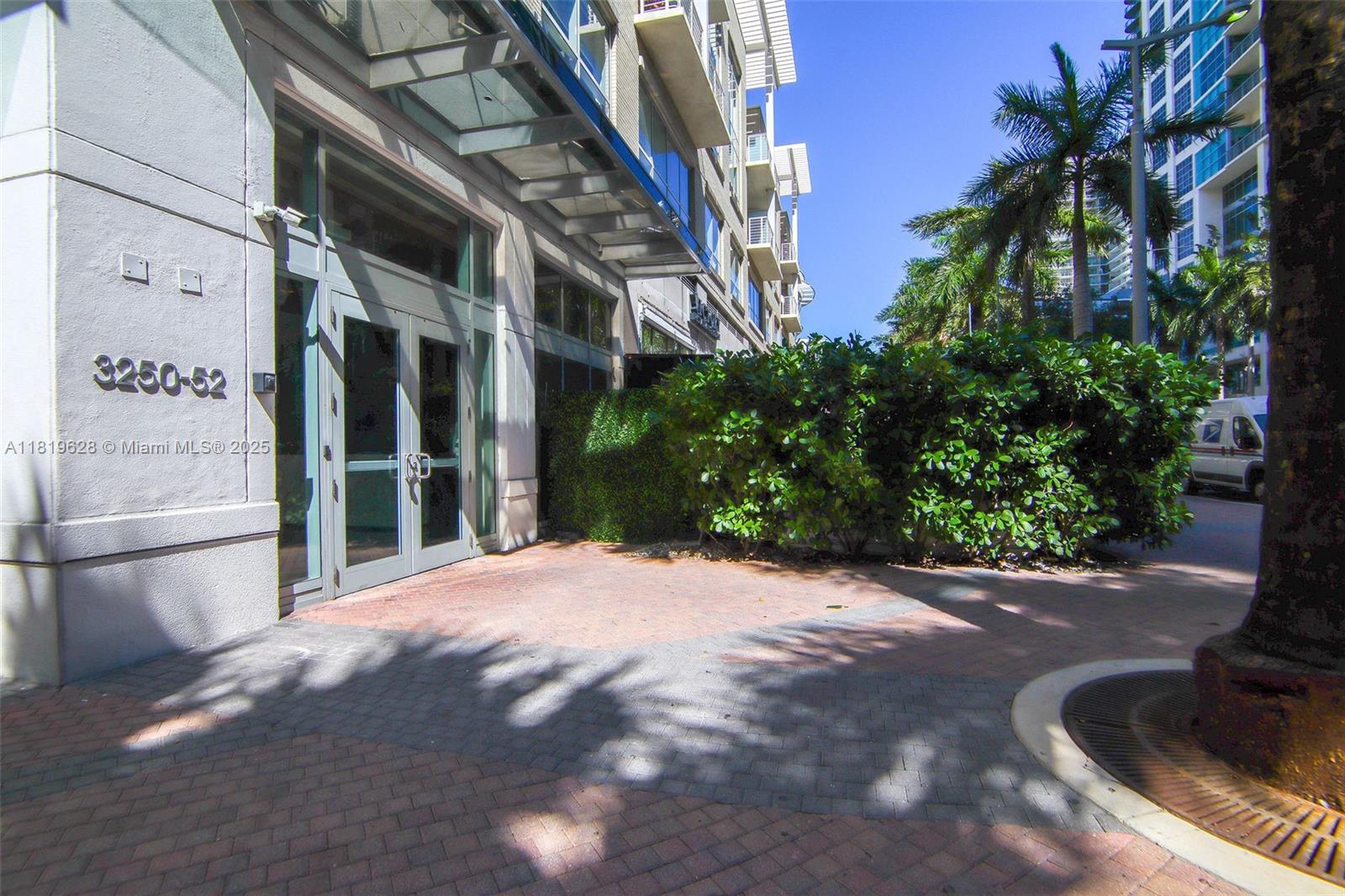 MIDBLOCK MIAMI CONDO - Residential Lease