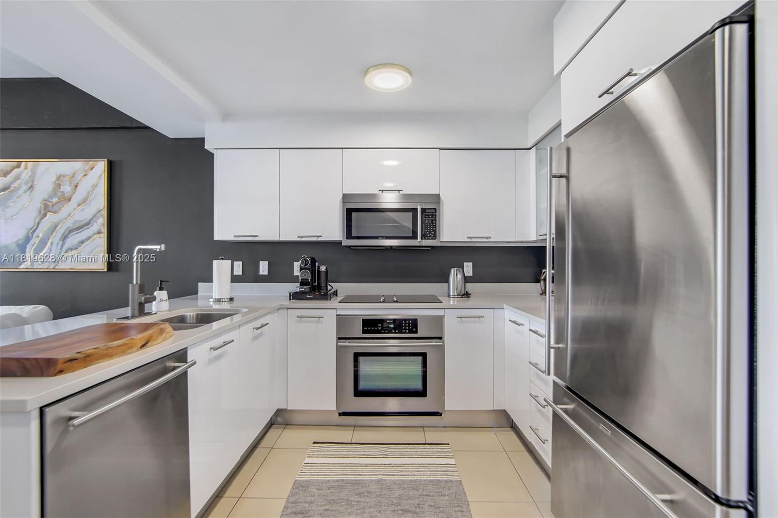 MIDBLOCK MIAMI CONDO - Residential Lease