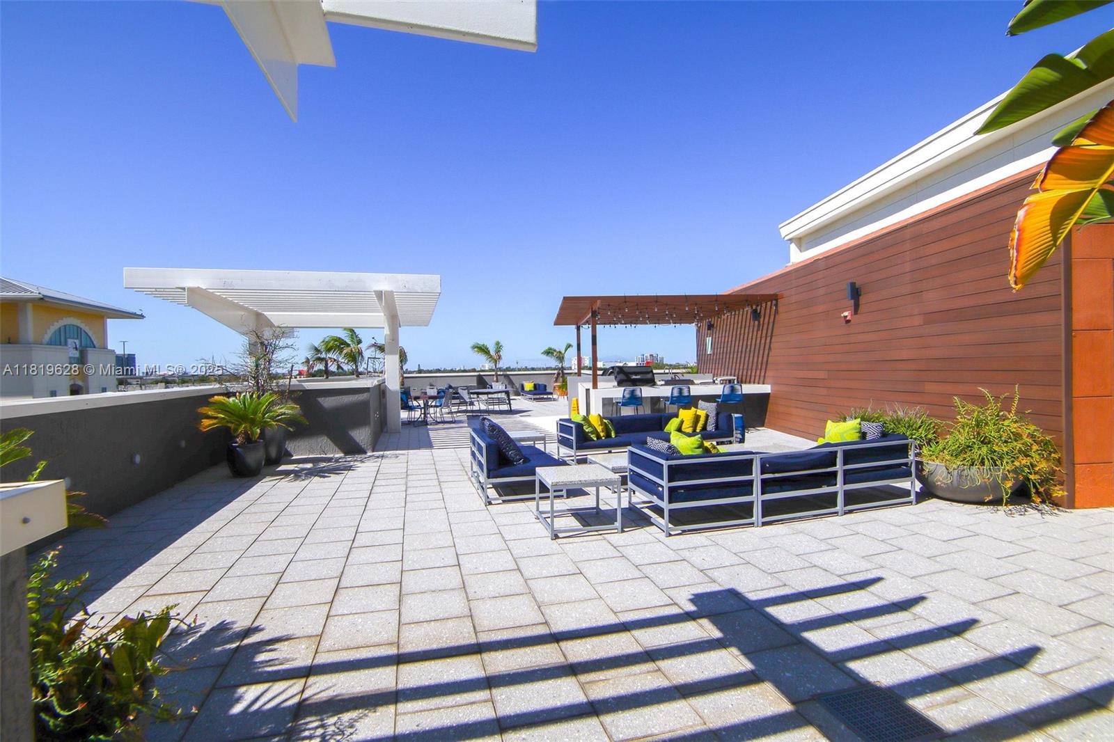 MIDBLOCK MIAMI CONDO - Residential Lease