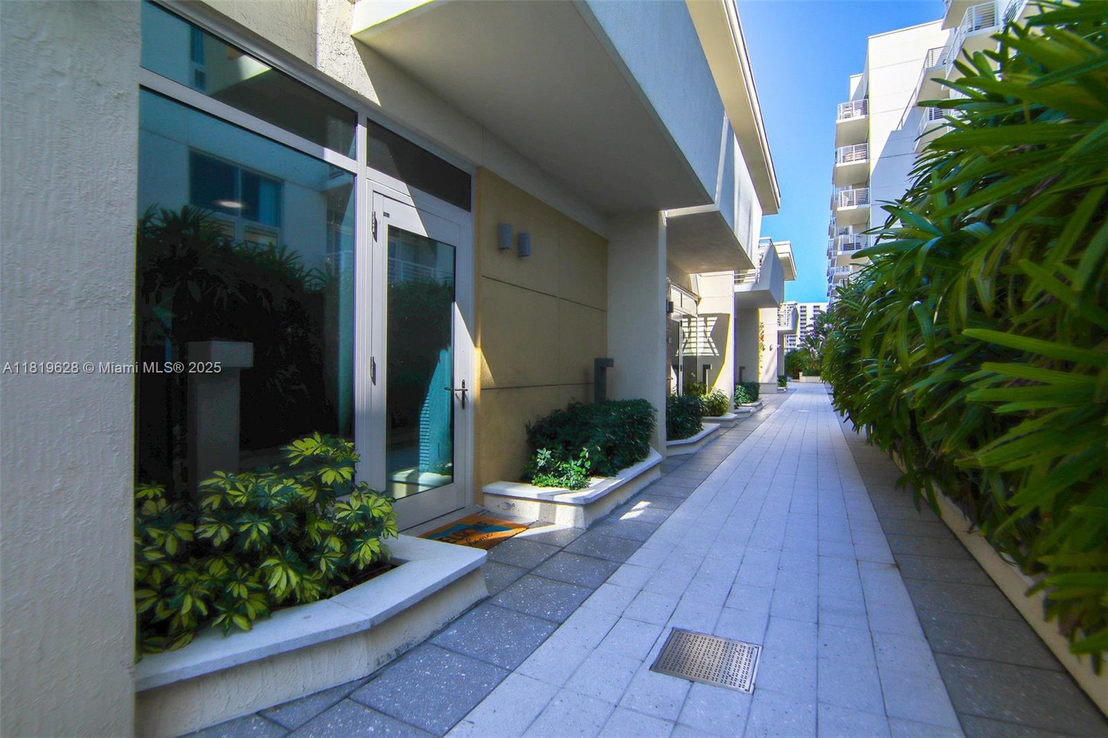 MIDBLOCK MIAMI CONDO - Residential Lease