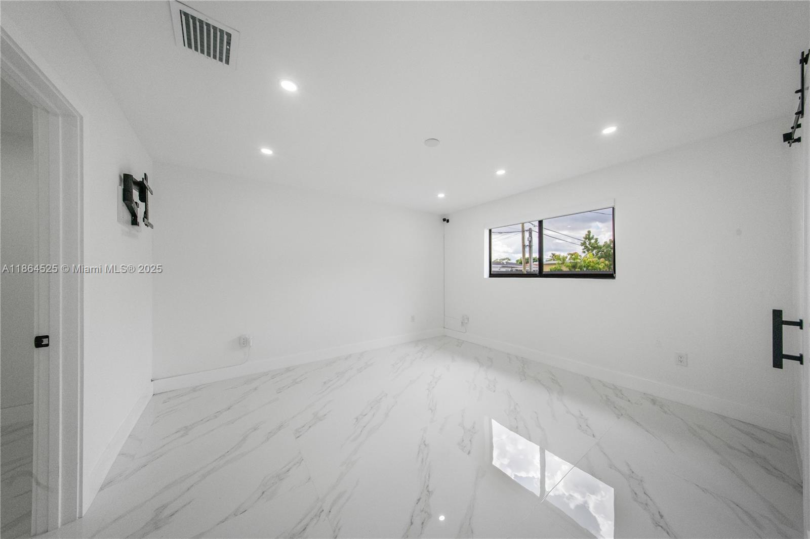 CORAL GARDENS - Residential