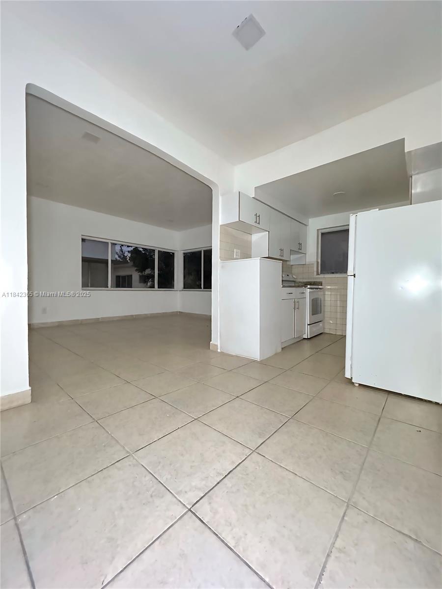 Spacious 1BD/1BA in charming 8-unit multifamily building in North Beach. Prime location just minutes from the sand, shops, and dining. On-site laundry, gated yard, and parking available. Easy to show!