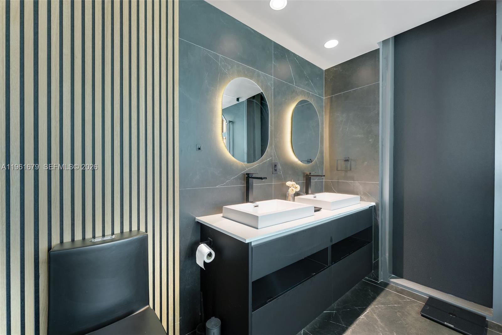 ICON BAY CONDO - Residential Lease