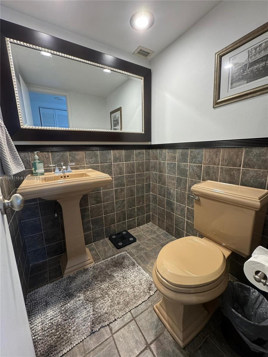 COMMODORE PLAZA CONDO - Residential