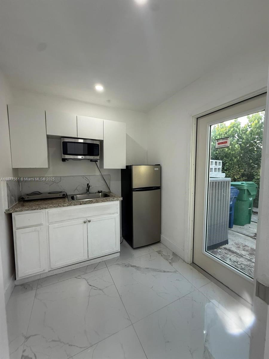GREAT LOCATION CLOSE TO EVERYTHING, THIS EFFICENCY APPT OFFERS PRIVATE ENTRANCE