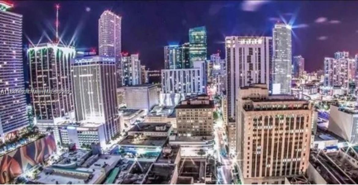AMAZING 1 Bedrooms DOWNTOWN MIAMI INCREDIBLE VIEWS OF MIAMI from the 34st floor!/ ONLY /DOWN PAYMENT AVAILABLE / Month to month rental allowed w/the best LOCATION DOWNTOWN MIAMI. Custom kitchen with Italian cabinetry with a great kitchen island to enjoy entreatment ,stainless steel appliances, , full washer/Dryer. Remodeled bathrooms and custom closets with a lot of storage space. 10FT Ceilings, High Impact Windows, Polished Concrete Floors It's close to restaurants, brickell city center , Miami-Dade college, Bayside shops, views of Biscayne Bay & city! Bldg Amenities: Rooftop Pool and Lap Pool, Spa&Gym, Clubroom/Lounge, 24HR Concierge & Security. call CALL ASAP .. LOCATION LOCATION