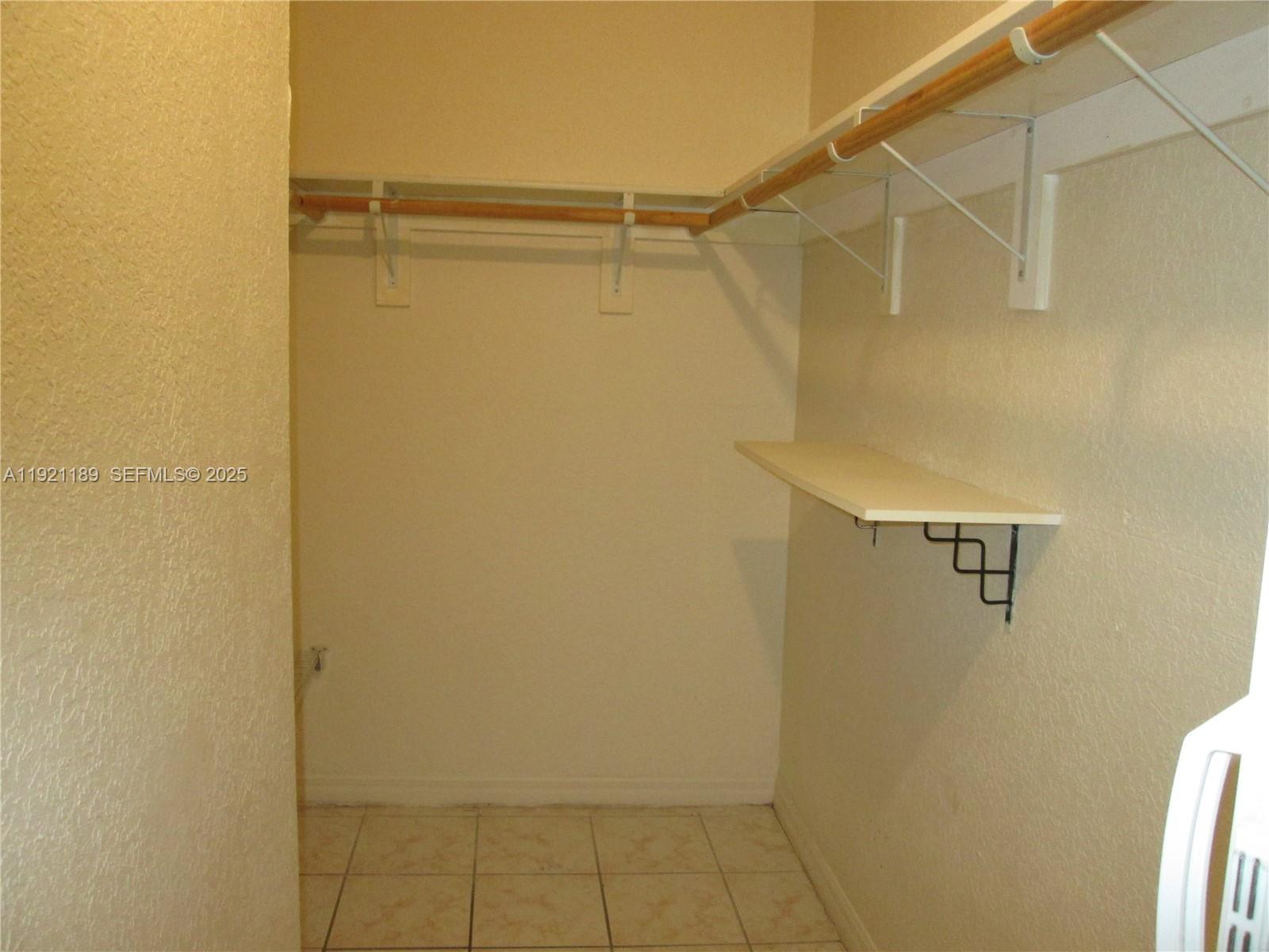 LOS PALACIOS BY MIAMI LAK - Residential