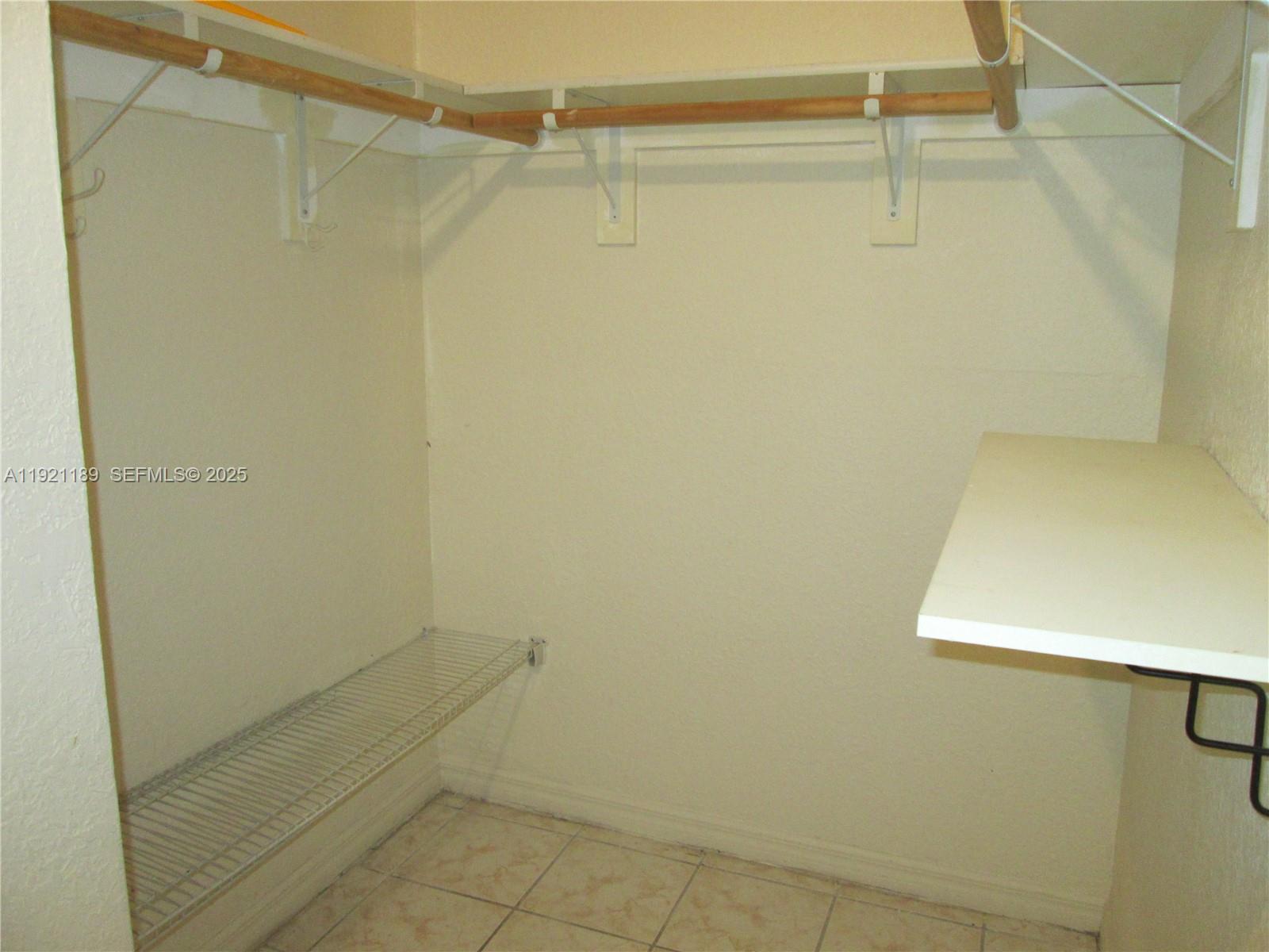 LOS PALACIOS BY MIAMI LAK - Residential