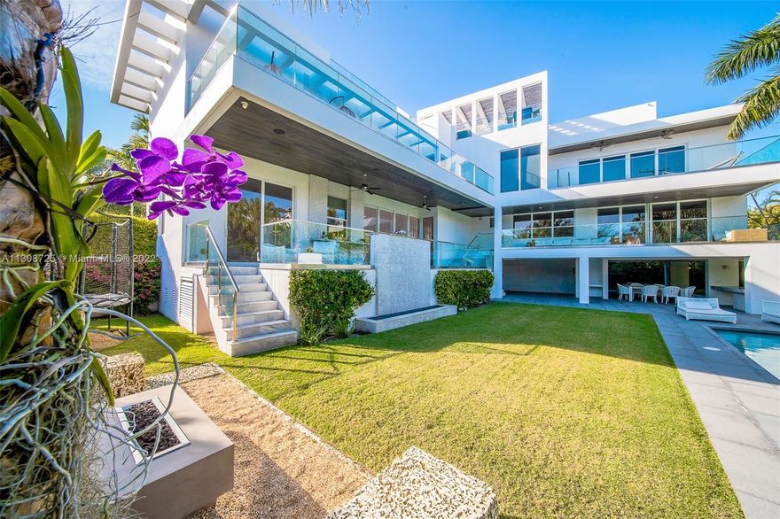 Spectacular modern & smart home with a relaxing spacious backyard surrounded by mature landscape that provides full privacy. All the outdoor terraces are connected and overlook the saline, heated pool, making it perfect to entertain. Main floor has a guest suite with independent entrance; formal living and dining room, family room and breakfast area with a chef’s paradise gourmet kitchen that includes double refrigerator, freezer & ovens; gas cooktop, Teppanyaki grill & wine cooler . Second floor features 4 en-suite bedrooms plus a big office or family room. Other features include a fabulous rooftop with jacuzzi and amazing sunset views. Gym and games room. Available annually or seasonal, furnished or unfurnished.