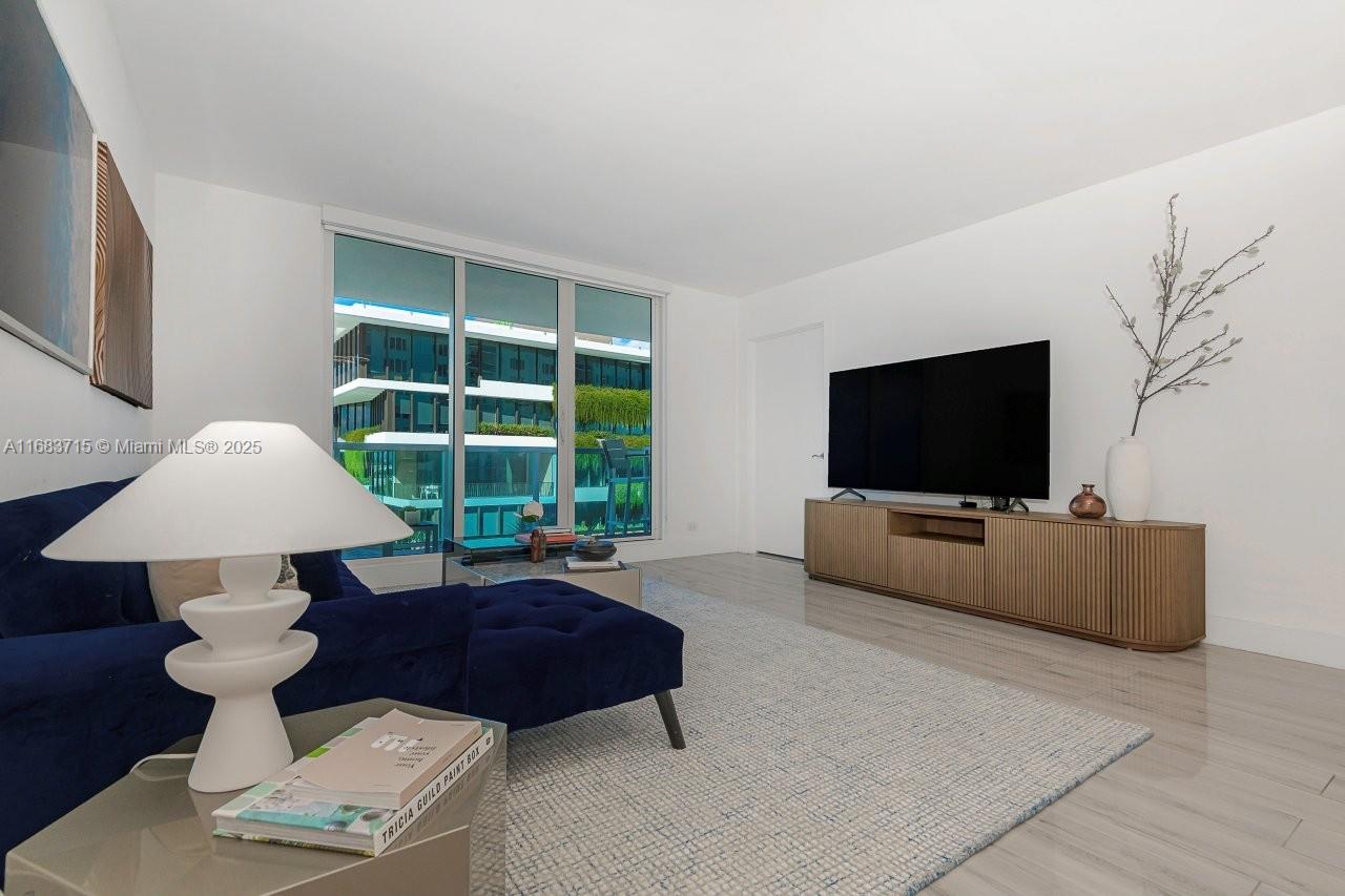 2301 Collins Ave 534