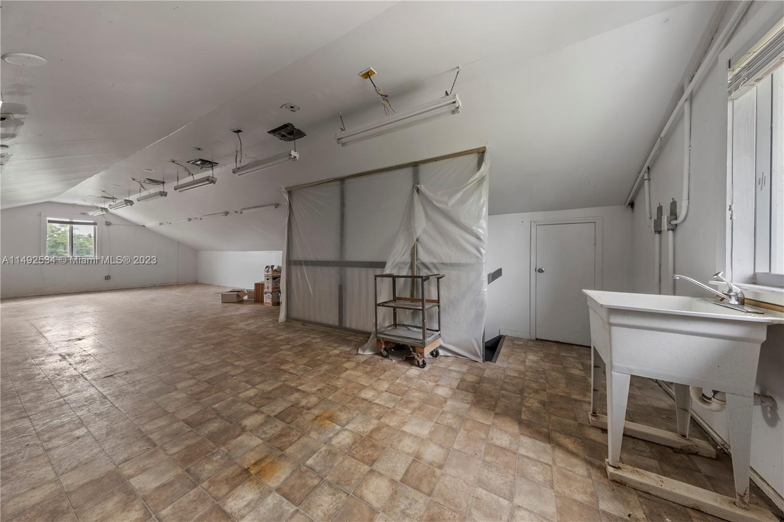 5 ACRE ESTATE - Residential