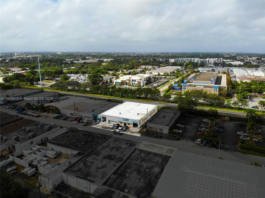 We are proud to present an exceptional opportunity to lease a highly upgraded industrial/flex space of 4,830 square feet in Oakland Park, Florida. Designed with “flow-thru” functionality, featuring two grade-level loading doors at the front and rear of the building. The space benefits from 16-foot ceiling heights with a Twin-T roof system and no interior columns for an open floor plan. It includes a small front entrance office, and
well appointed restroom with an extra storage room. Ideally located steps away from the busy E Oakland Park Blvd and Dixie Hwy, in the WF - Warehouse Flex (WF) district, which allows a wide variety of potential uses. For more information on permitted uses, please use this link to check Oakland Park’s zoning code for this district: LINK