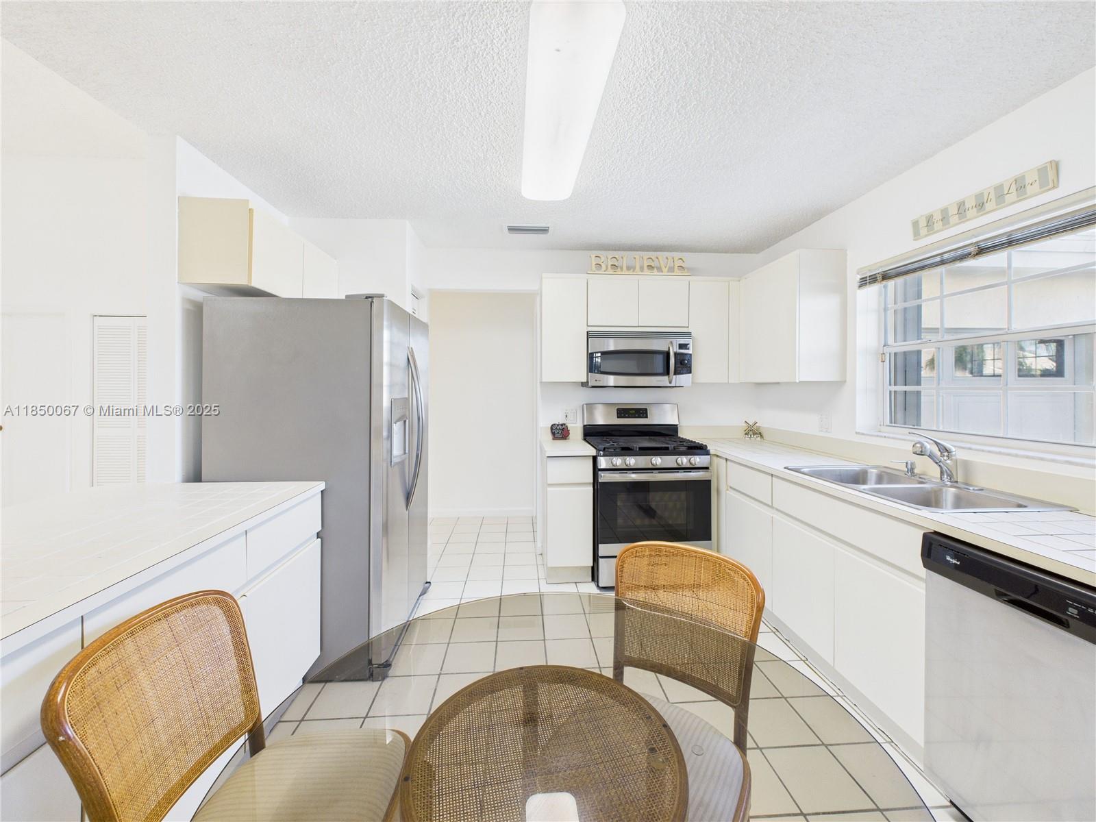 HOLLYWOOD LAKES COUNTRY C - Residential