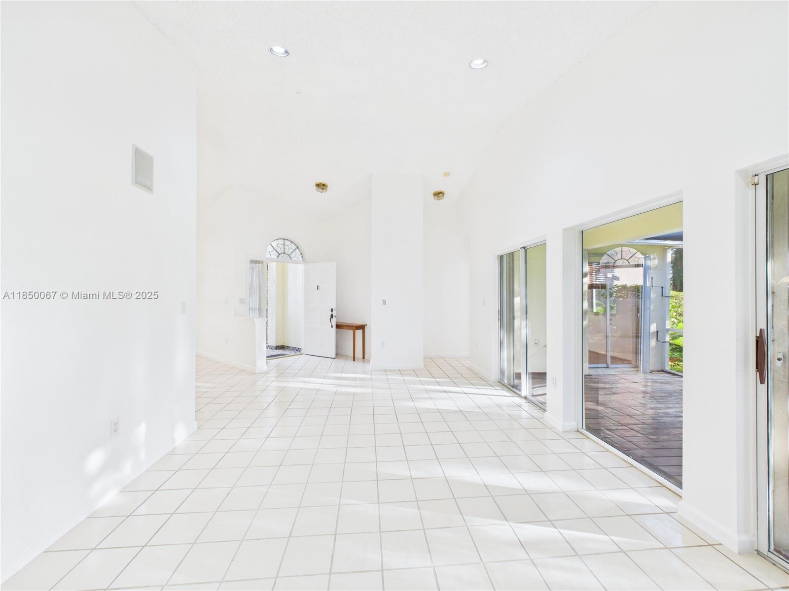 HOLLYWOOD LAKES COUNTRY C - Residential