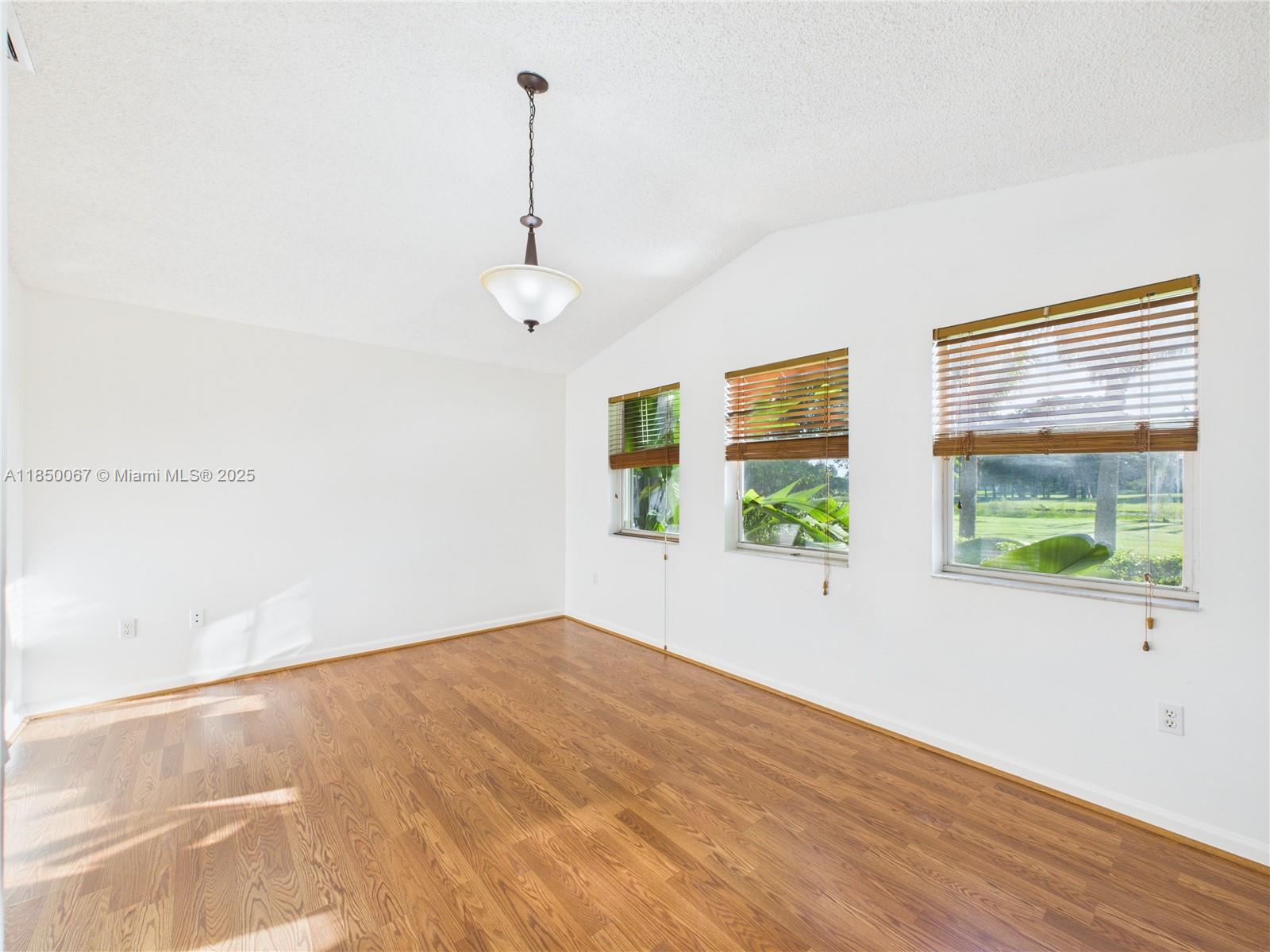 HOLLYWOOD LAKES COUNTRY C - Residential