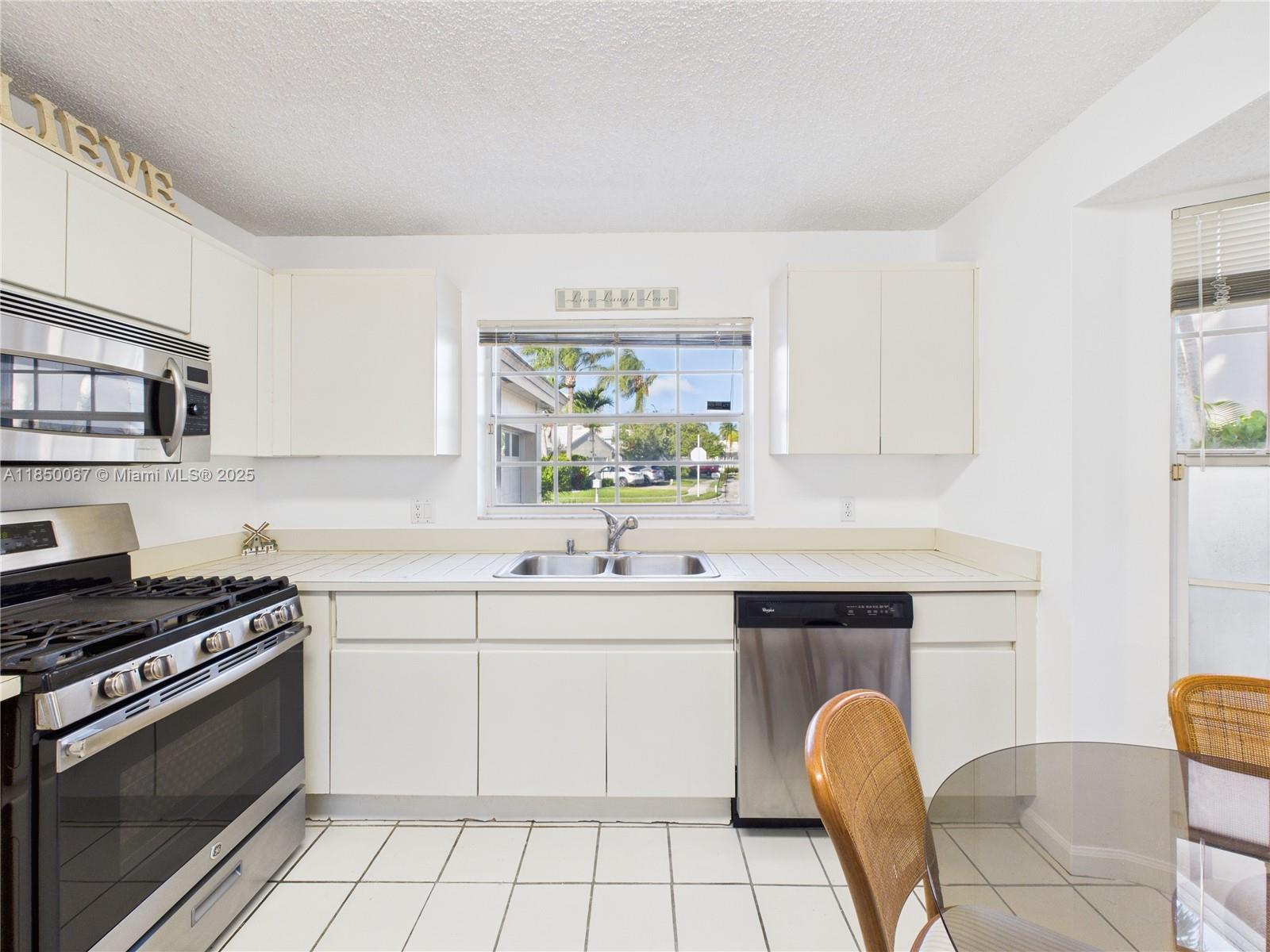 HOLLYWOOD LAKES COUNTRY C - Residential