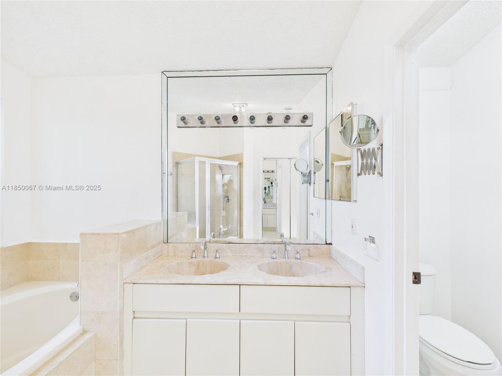 HOLLYWOOD LAKES COUNTRY C - Residential