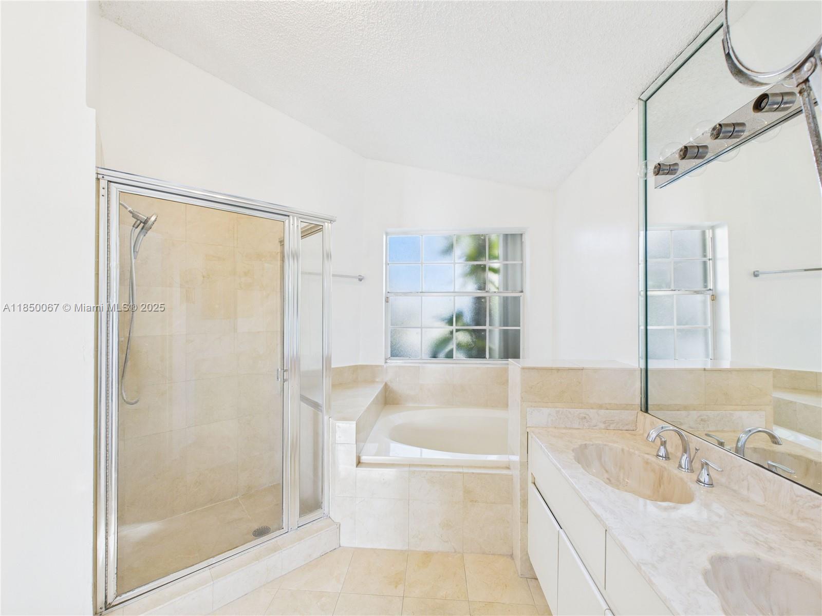 HOLLYWOOD LAKES COUNTRY C - Residential