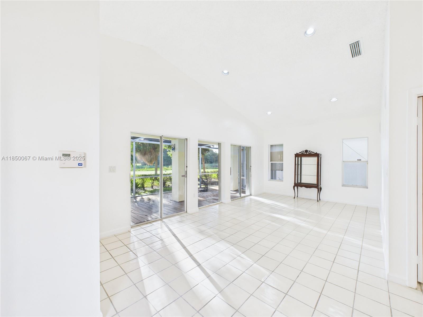 HOLLYWOOD LAKES COUNTRY C - Residential