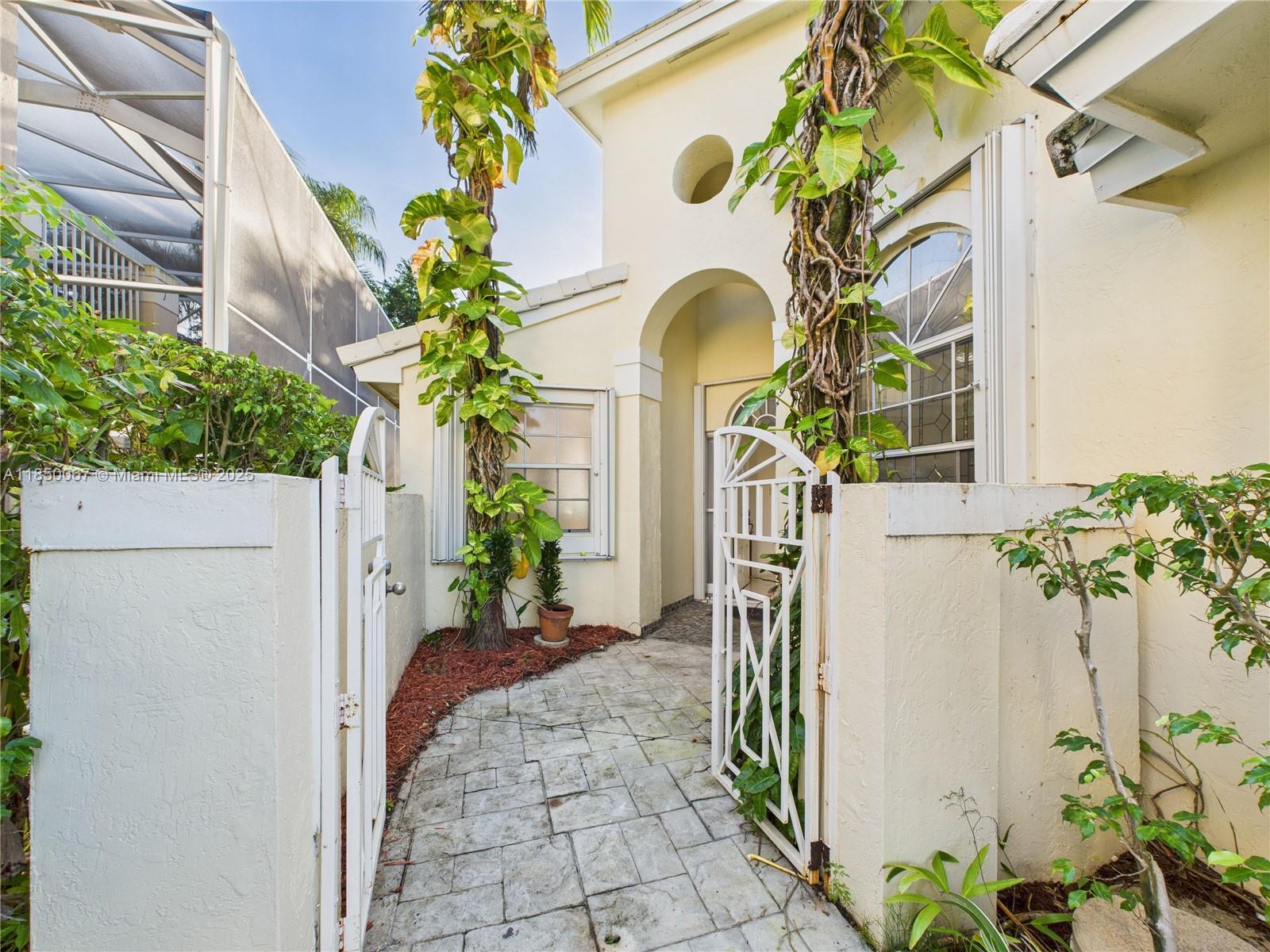 HOLLYWOOD LAKES COUNTRY C - Residential