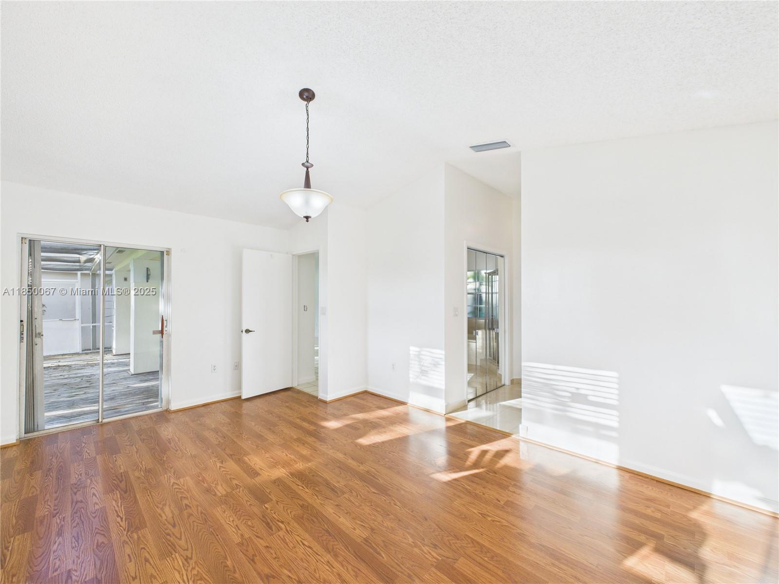 HOLLYWOOD LAKES COUNTRY C - Residential