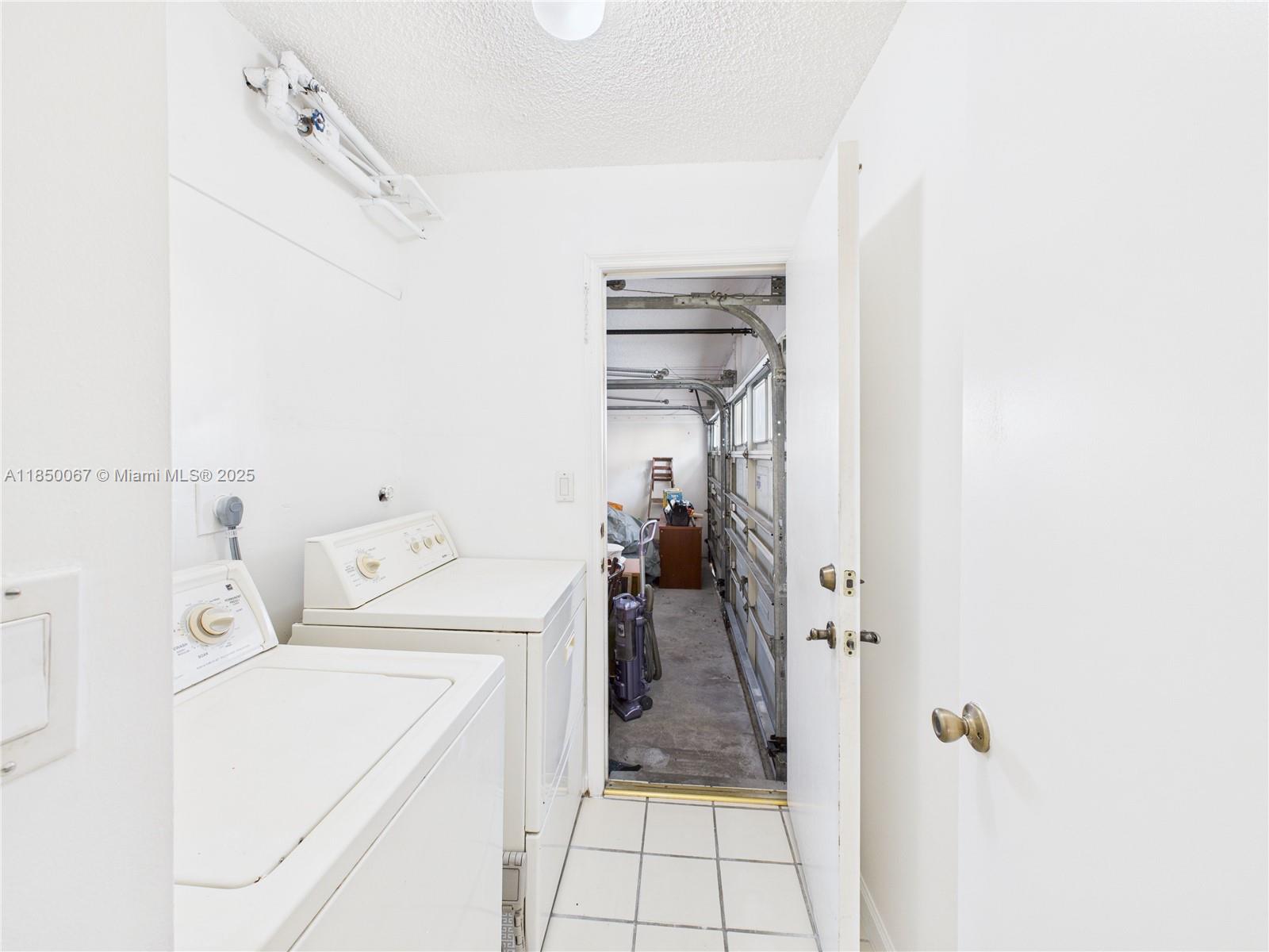 HOLLYWOOD LAKES COUNTRY C - Residential