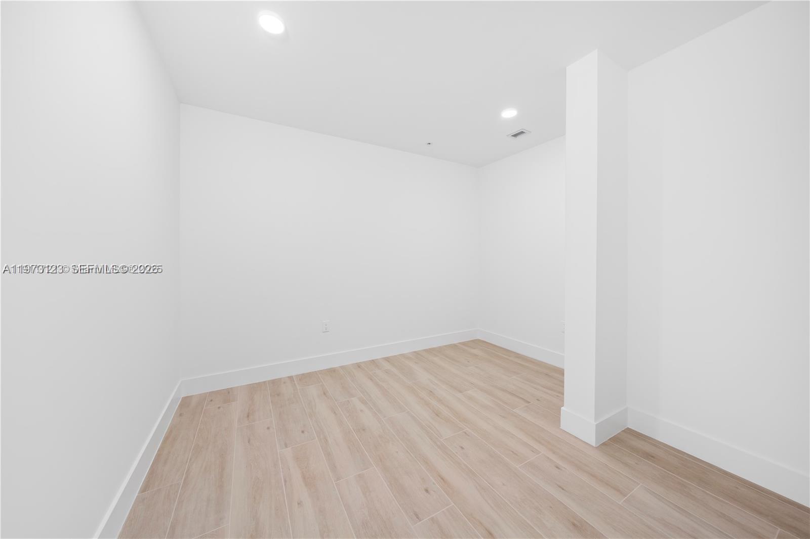 LAWRENCE ESTATE LAND CO - Residential Lease