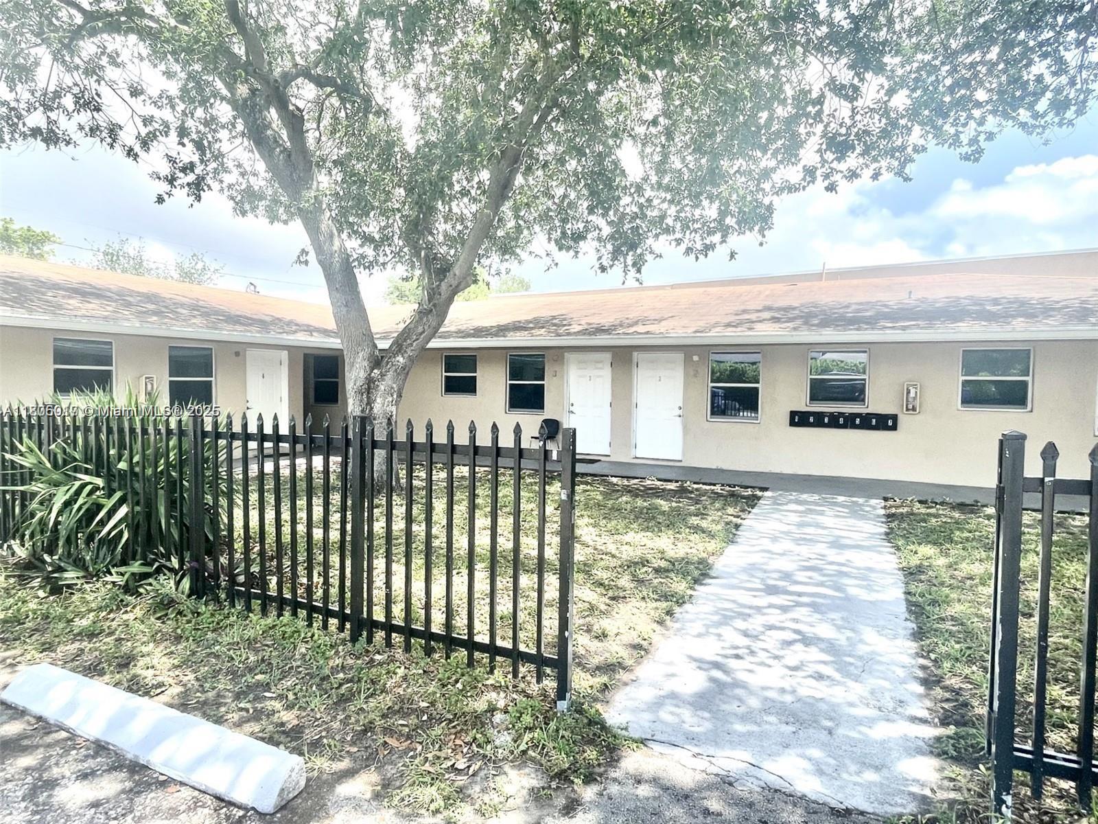2247 Simms St 2, Hollywood, Broward County, Florida - 1 Bedrooms  
1 Bathrooms - 