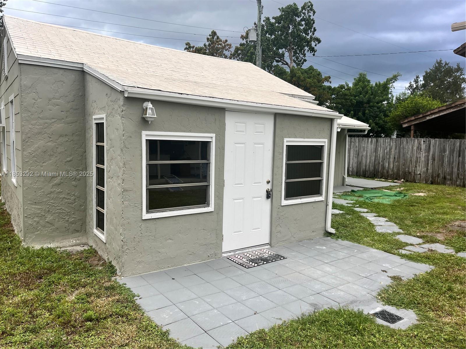 "Tiny House" available for rent in Tarpon River neighborhood!! 1/1 +den! centrally located near Downtown Fort Lauderdale, Major Highways, and so much more! Easy to show! Must See! *Qualified Tenants can move in with just 1st month rent and Security deposit!*