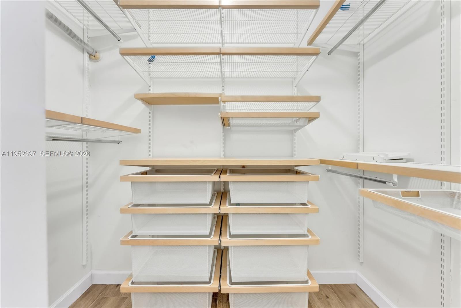 TAMIAMI LAKES SEC 1 - Residential