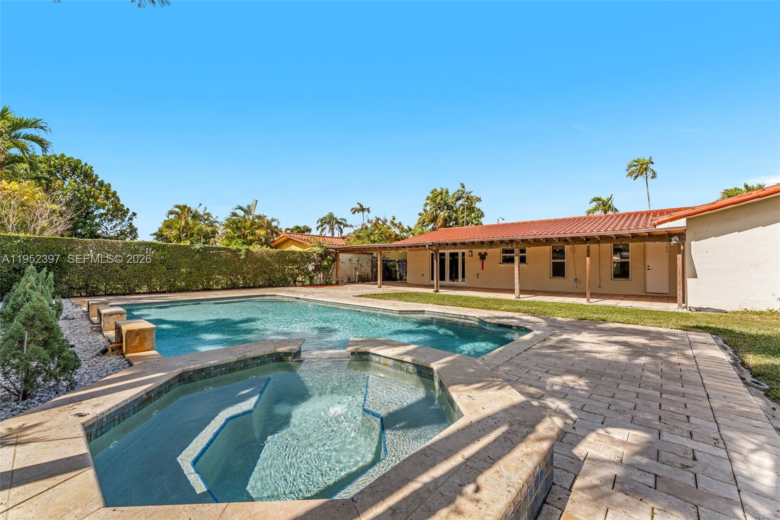 TAMIAMI LAKES SEC 1 - Residential