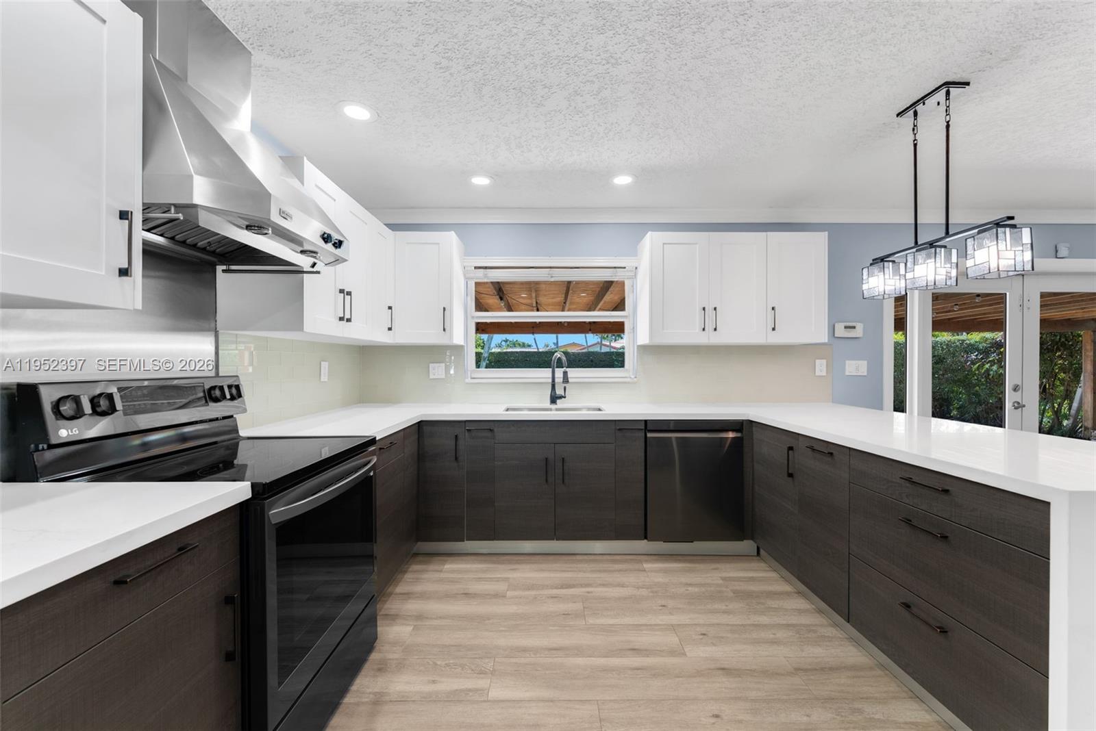 TAMIAMI LAKES SEC 1 - Residential