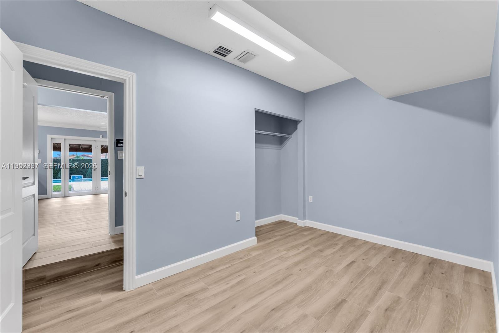 TAMIAMI LAKES SEC 1 - Residential