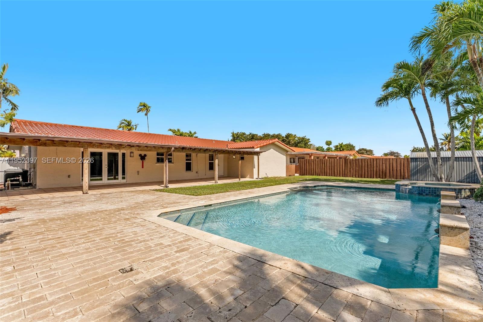 TAMIAMI LAKES SEC 1 - Residential