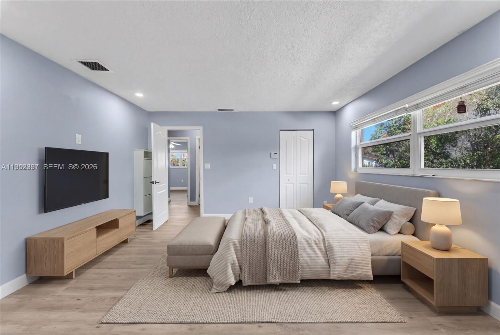 TAMIAMI LAKES SEC 1 - Residential