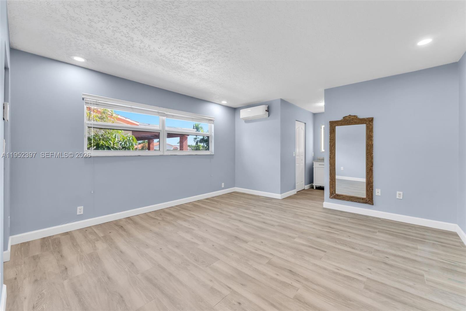 TAMIAMI LAKES SEC 1 - Residential