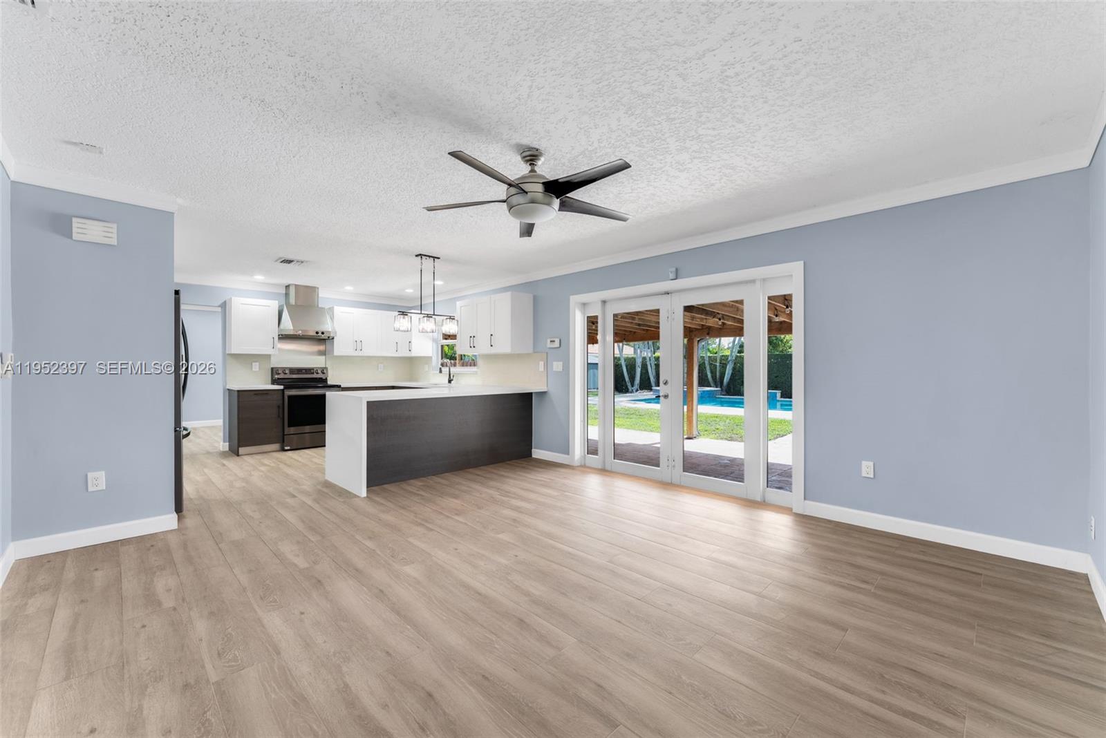 TAMIAMI LAKES SEC 1 - Residential