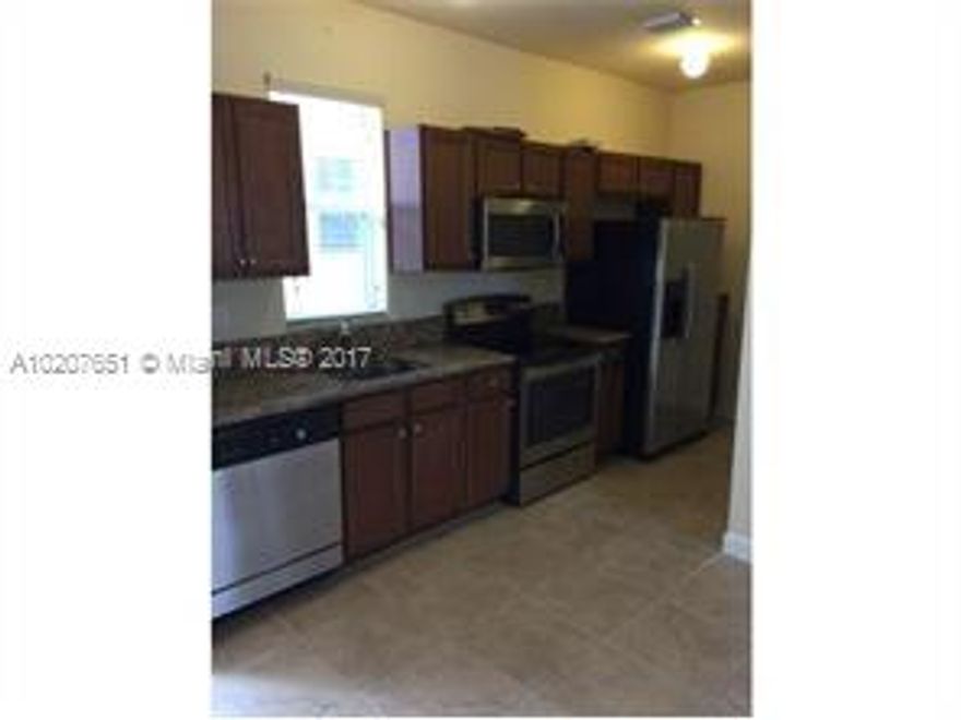 Kendall Square is a new community located in the heart of Kendall, This Studio is ideal for a single person o couple. Full kitchen, walking closet, washer and Dryer in unit , Water and electric included. Just pack and move!!
