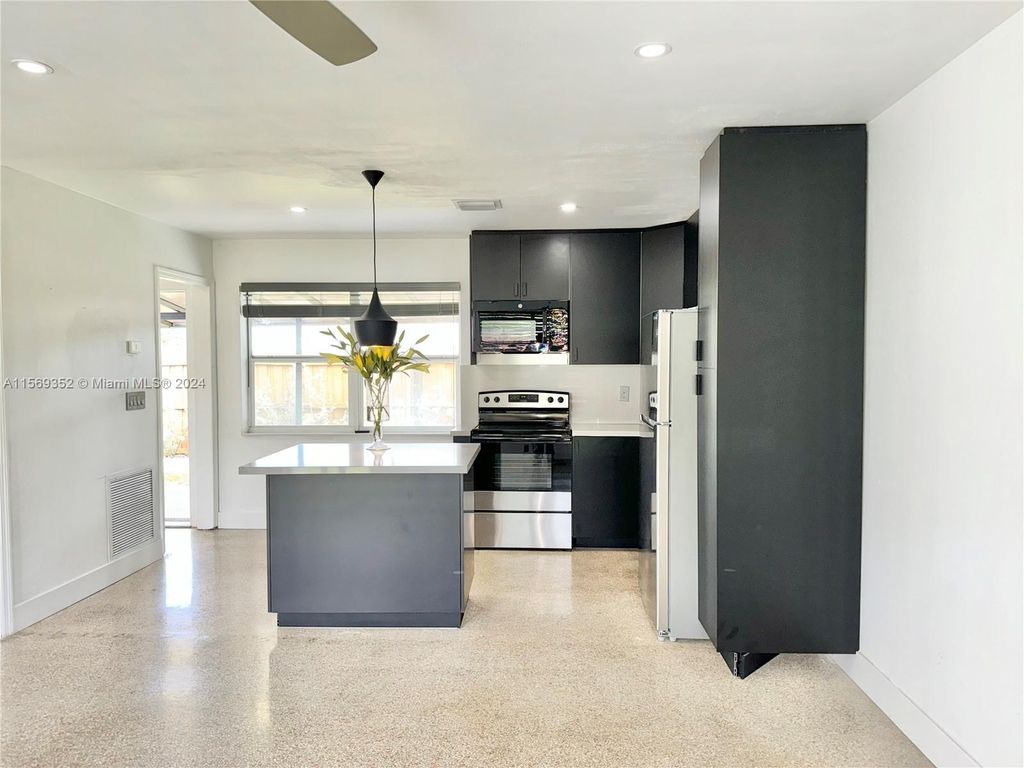 Photo of 975 NE 40th St #C, Oakland Park, FL 33334 (MLS # A11569352)