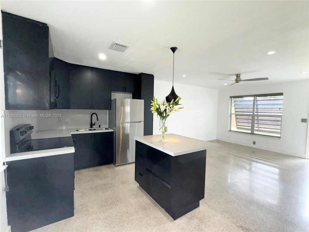 Photo of 975 NE 40th St #C, Oakland Park, FL 33334 (MLS # A11569352)