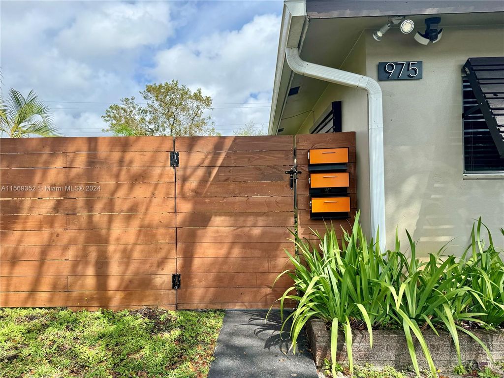 Photo of 975 NE 40th St #C, Oakland Park, FL 33334 (MLS # A11569352)