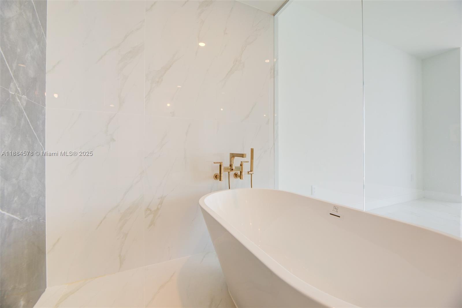 ARIA RESERVE - Residential